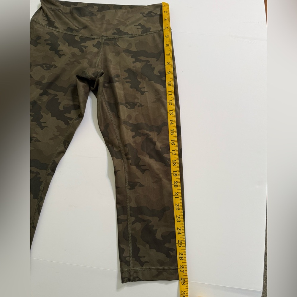 Lululemon athletica Capri Leggings Women’s Savasana Green Camo Size 8 - Picture 6 of 9